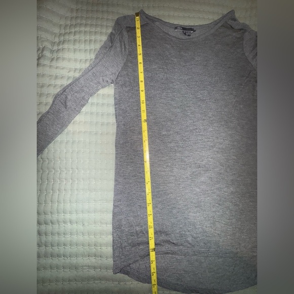 Vince Gray Long Sleeve Shirt Raw Seam Detail
at shoulder and back Sz Small EUC - Picture 5 of 10